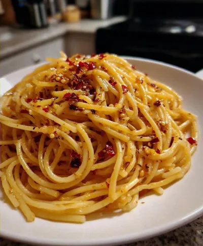 5-Ingredient Spaghetti Aglio e Olio – Insanely Good 20-Minute Meal