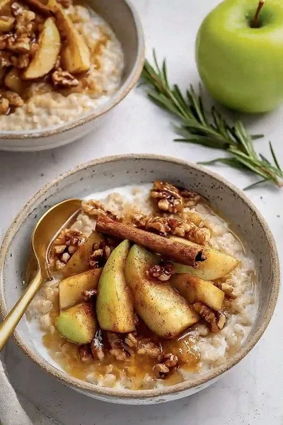 Spiced Apple Cinnamon Oatmeal Porridge